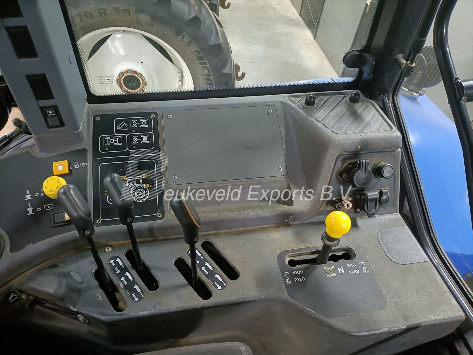 New Holland TM140 Synchro CommanD (6)