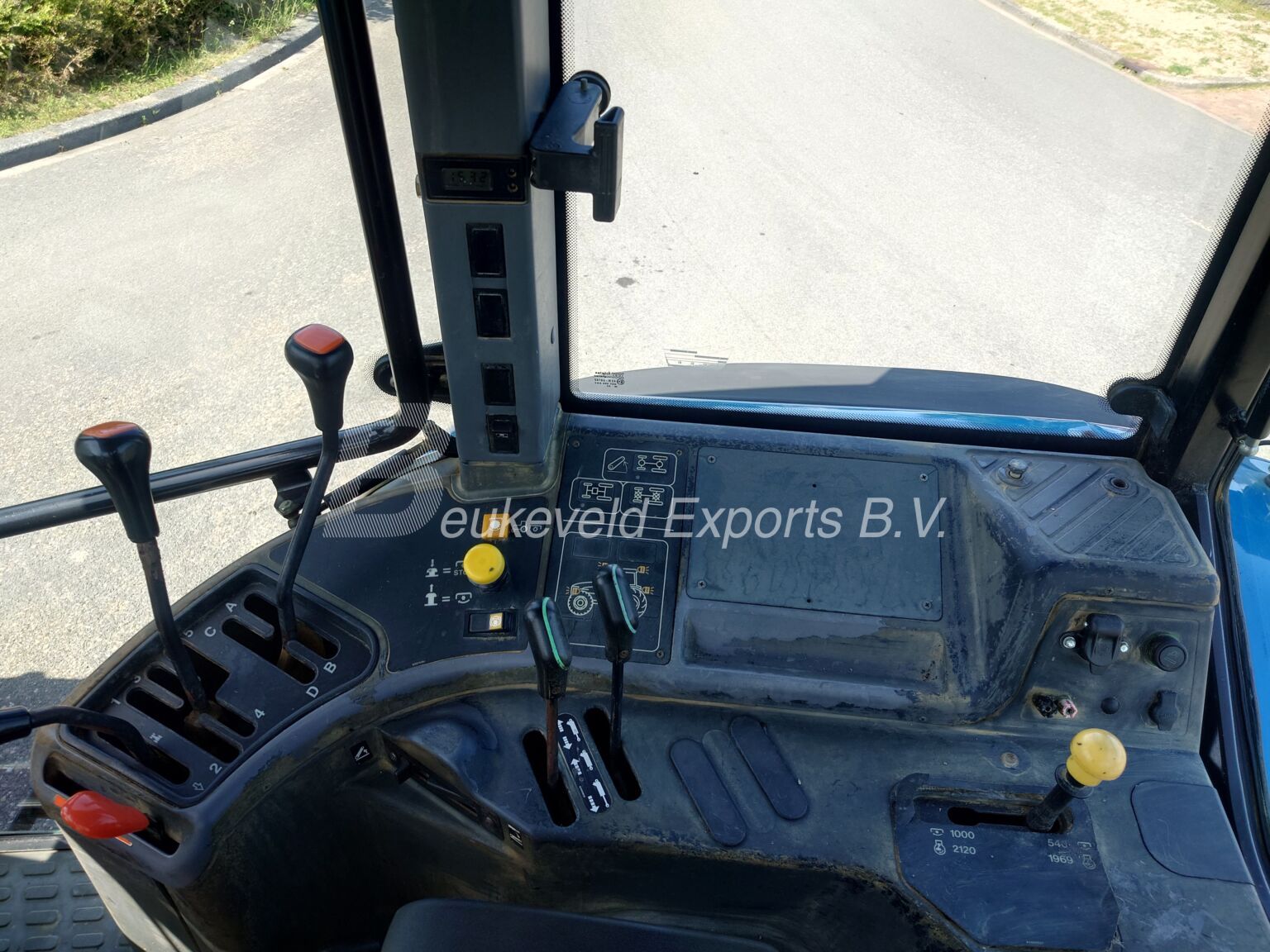NEW HOLLAND TM125 SYNCHRO COMMAND (10)