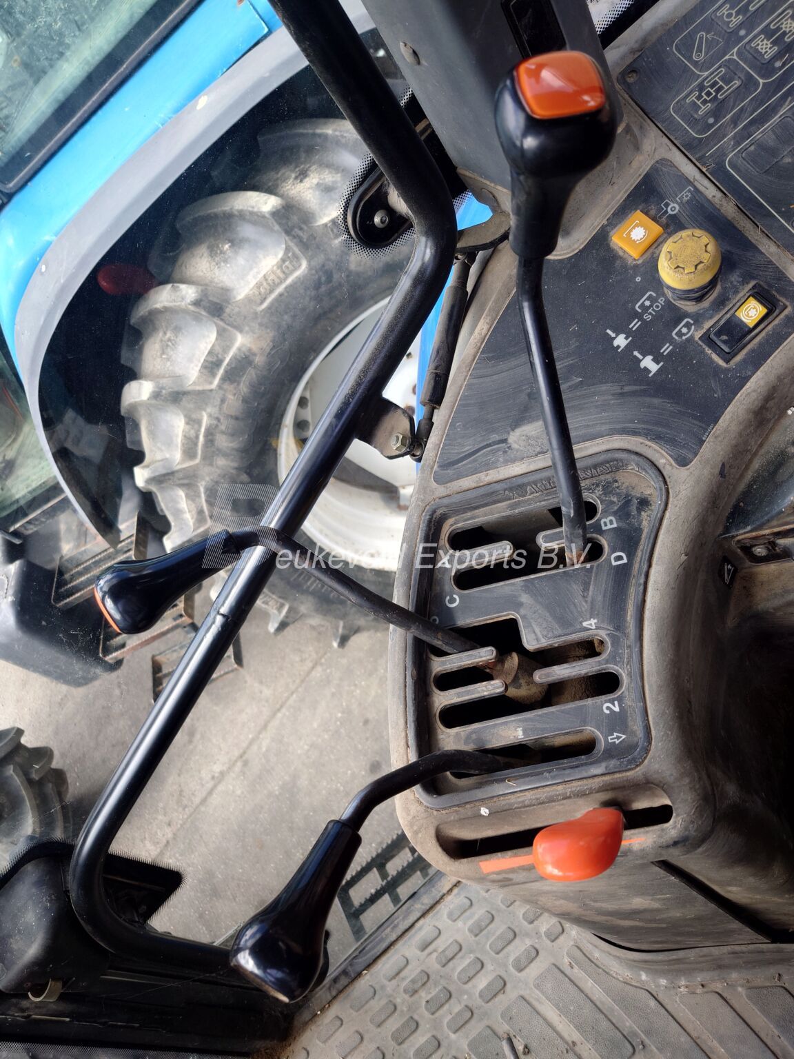 New Holland TM125 Classic synchro command