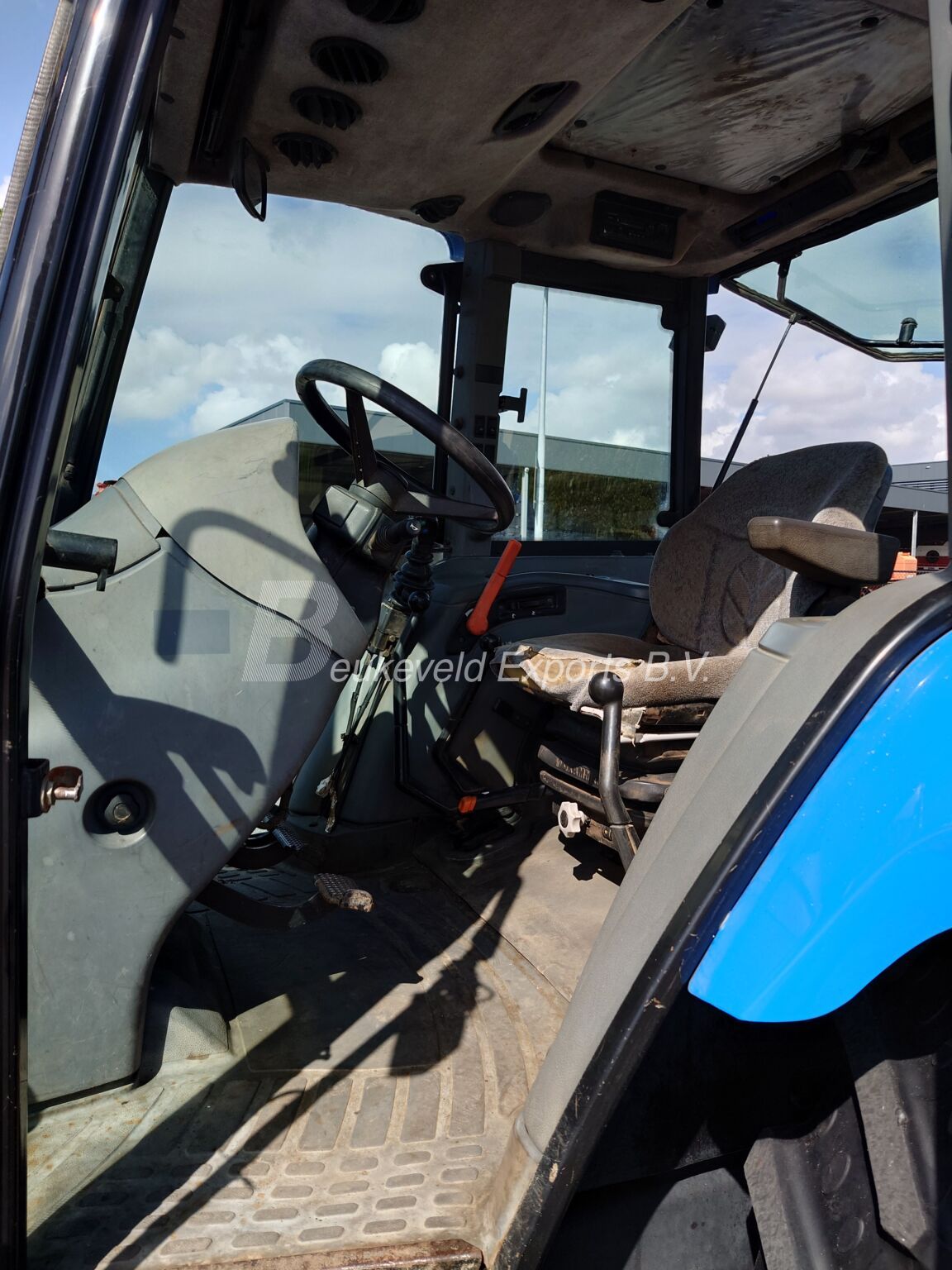 NEW HOLLAND TL70A FRONTLOADER (2)