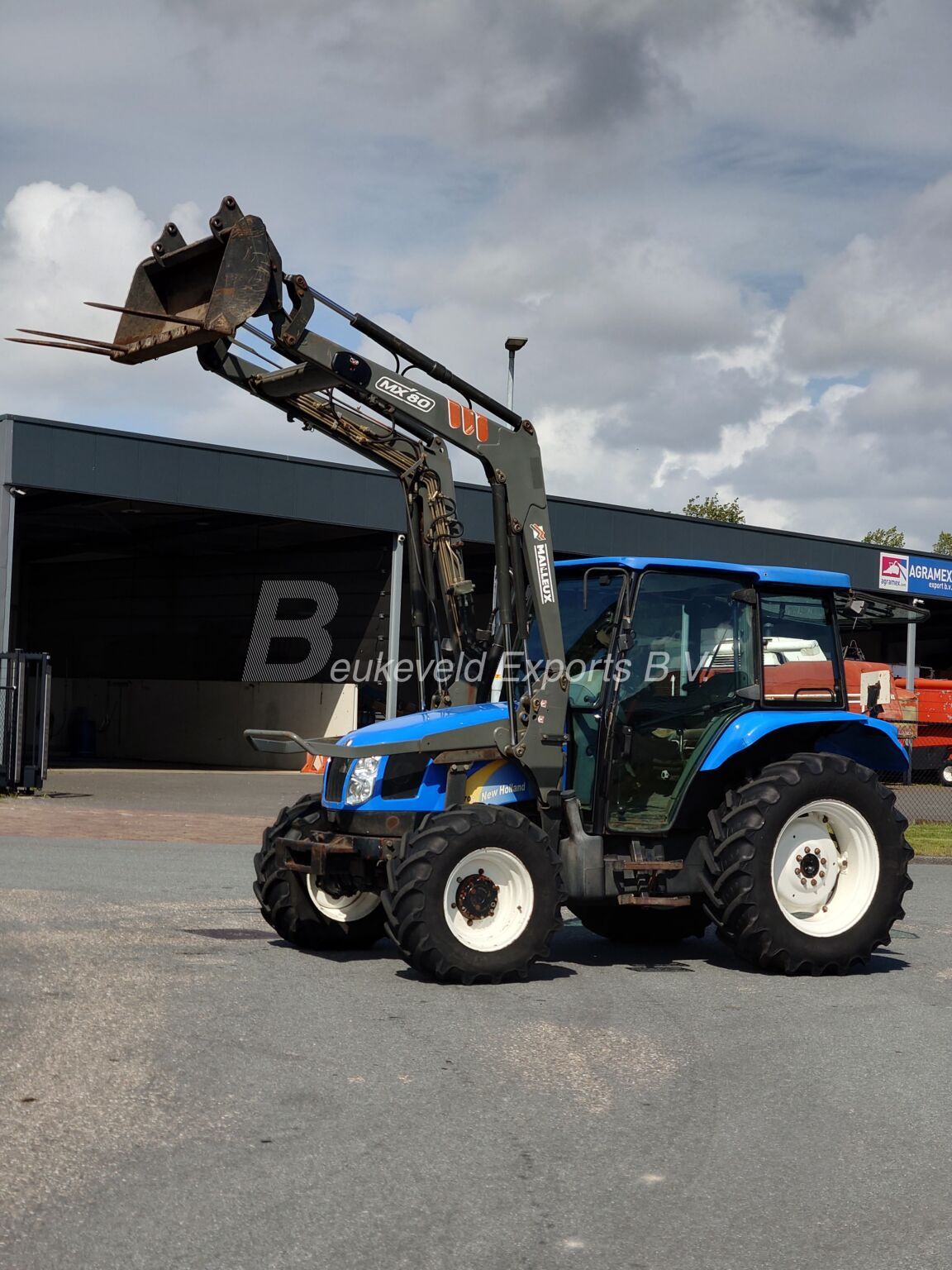 NEW HOLLAND TL70A FRONTLOADER (3)
