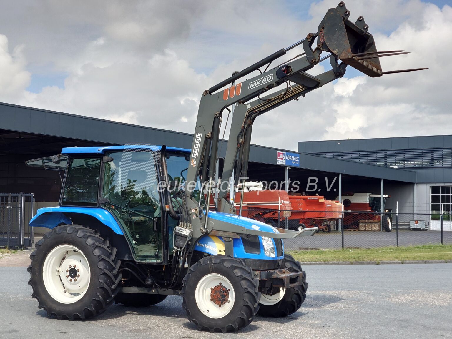 NEW HOLLAND TL70A FRONTLOADER (4)
