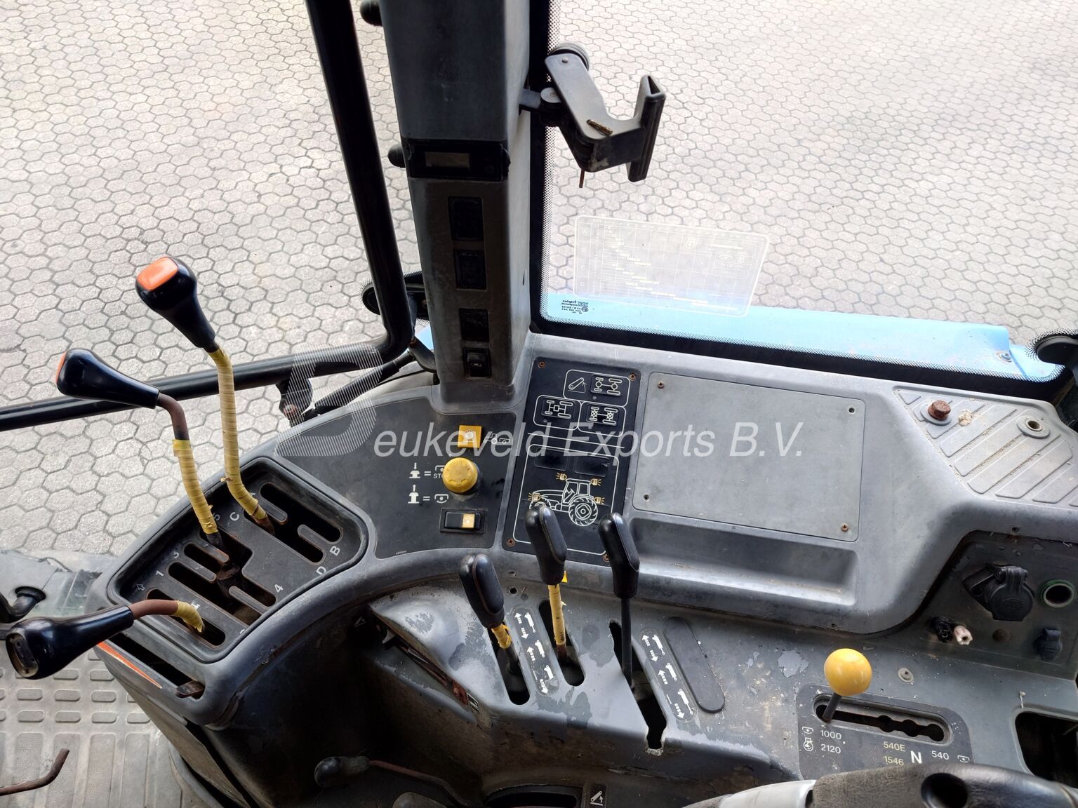 New Holland TM 140 Classic Synchro Command (8)