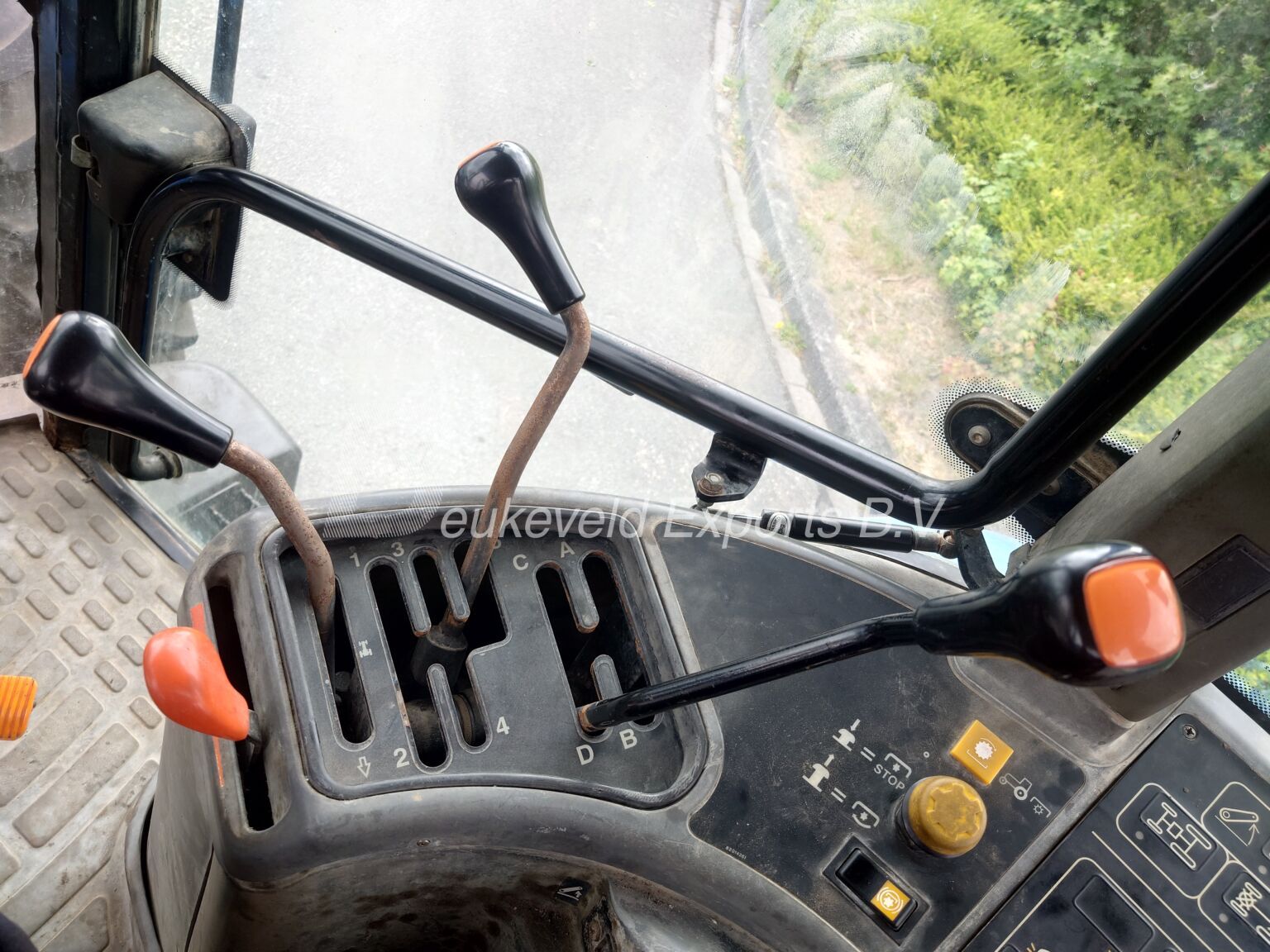 New Holland TM140 Classic full mechanical (7)