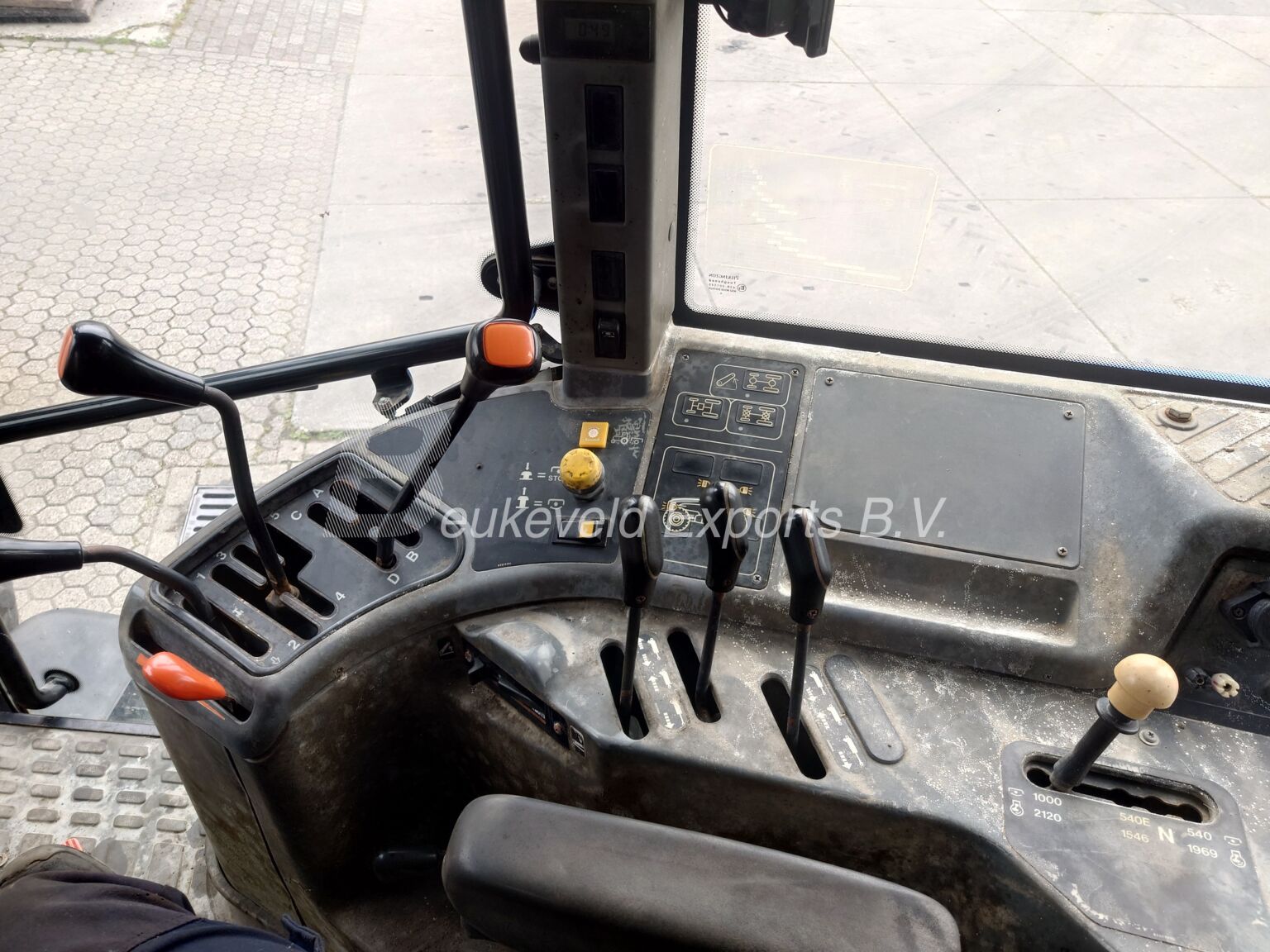 New Holland TM140 Synchro command full mechanical (10)