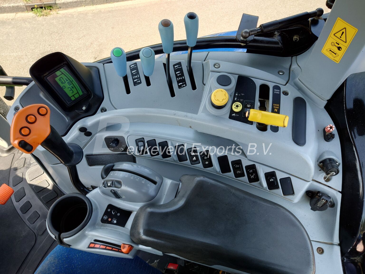 NEW HOLLAND T6080 Powercommand (9)