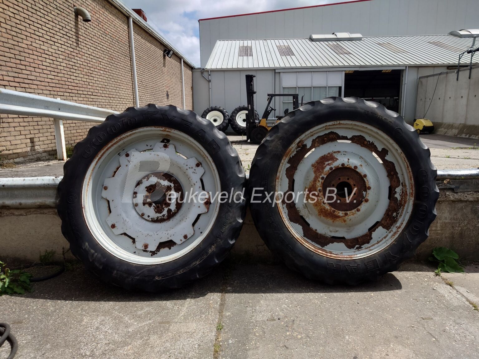 Rowcrop wheels 12.4R32 and 12.4R46 for MF JD (11)