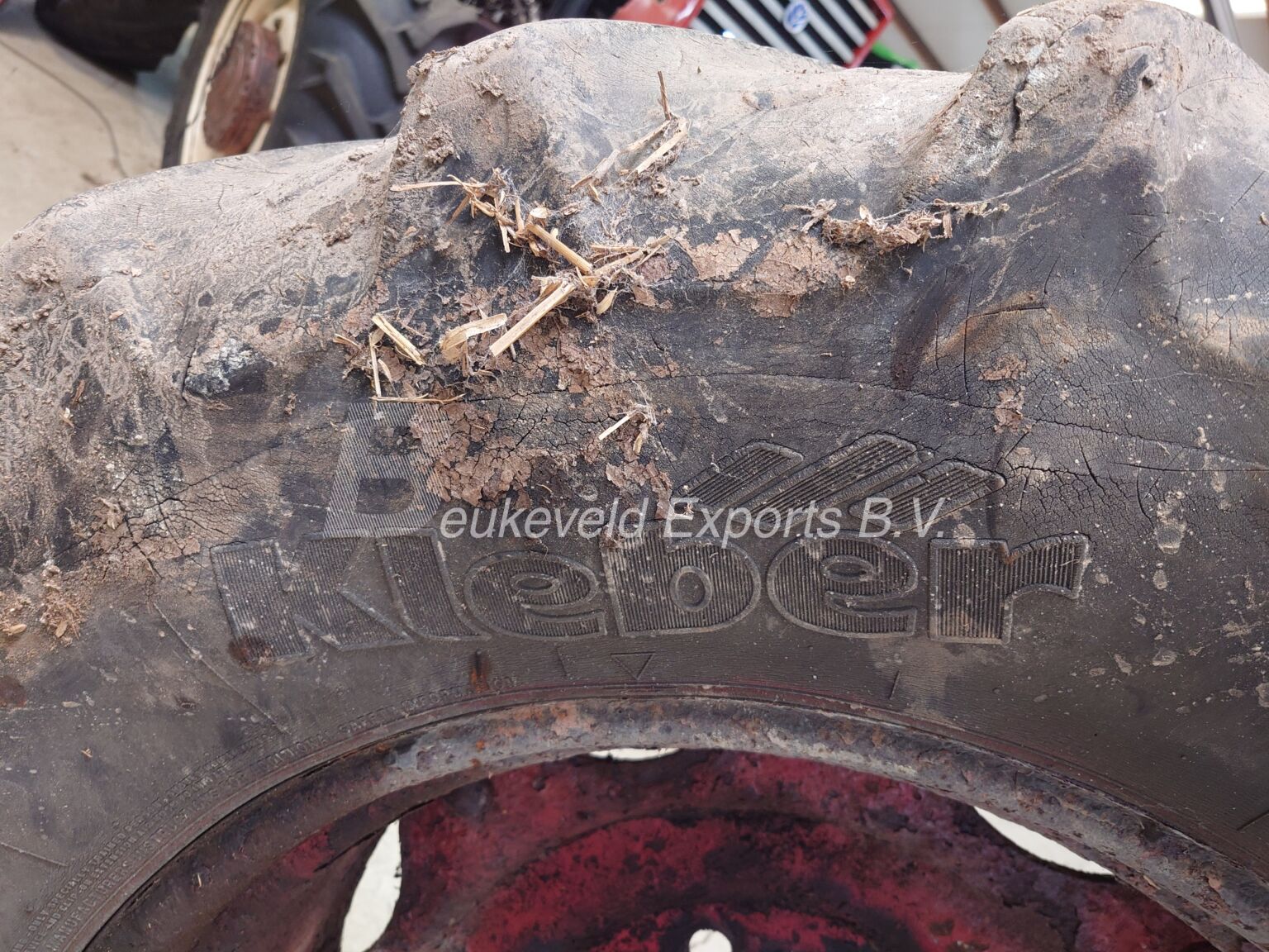 Set Pirelli and Kleber Tyres 42070R28 (2)