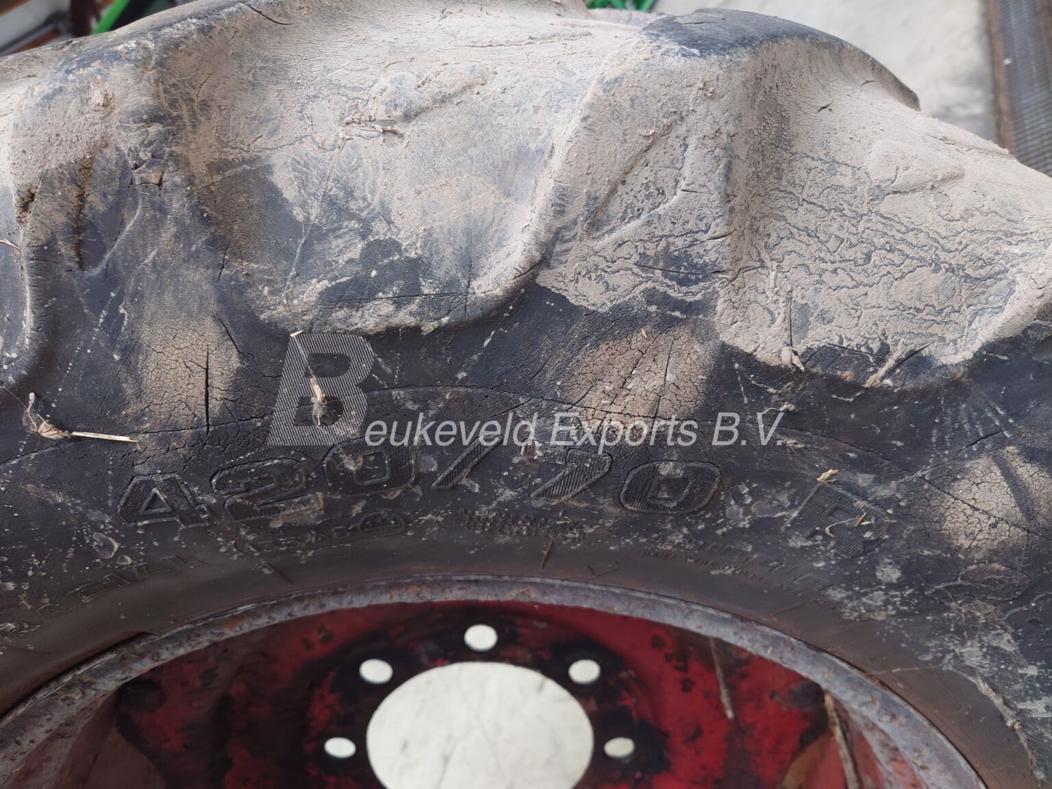 Set Pirelli and Kleber Tyres 42070R28 (3)