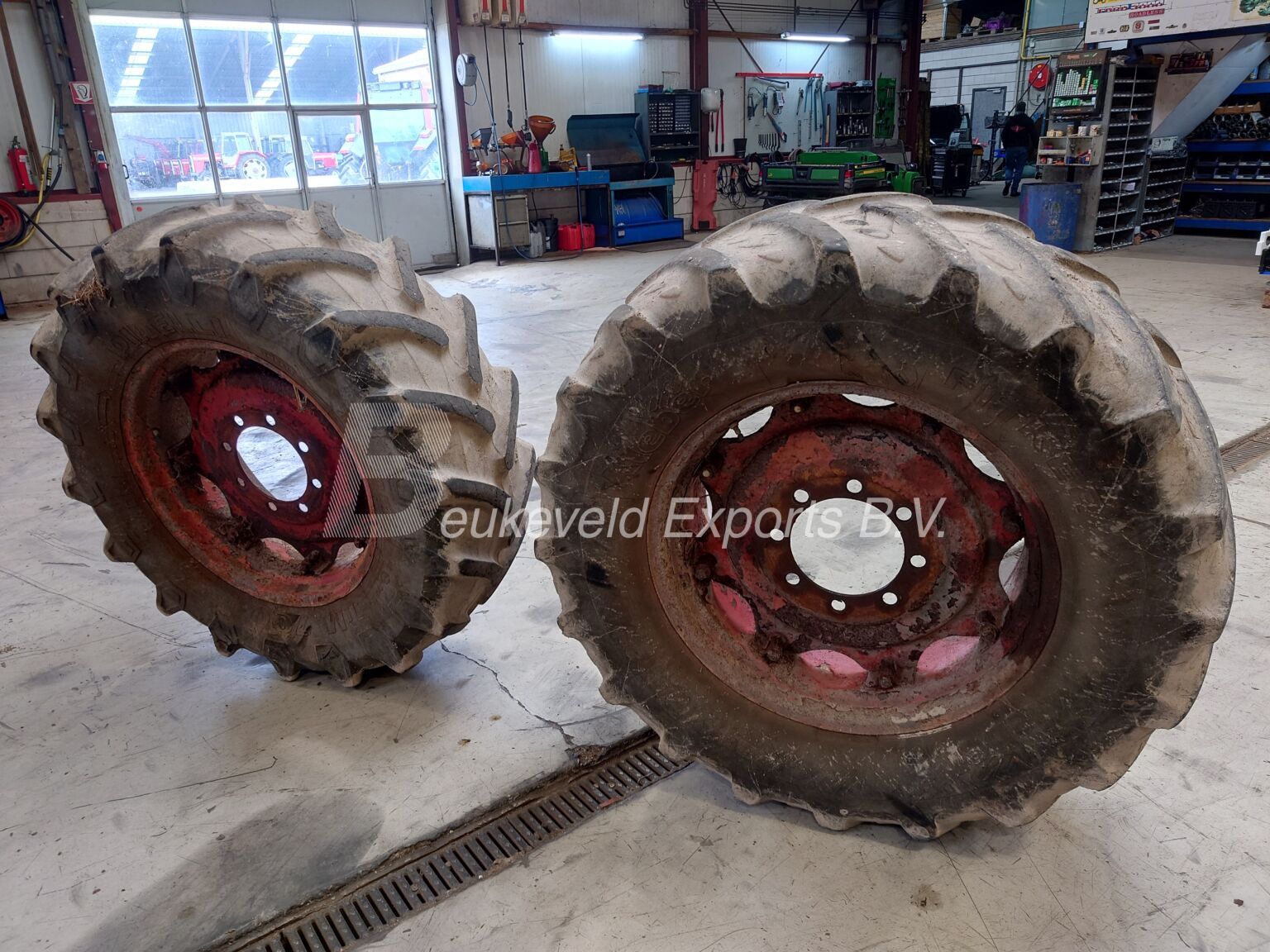 Set Pirelli and Kleber Tyres 42070R28 (6)