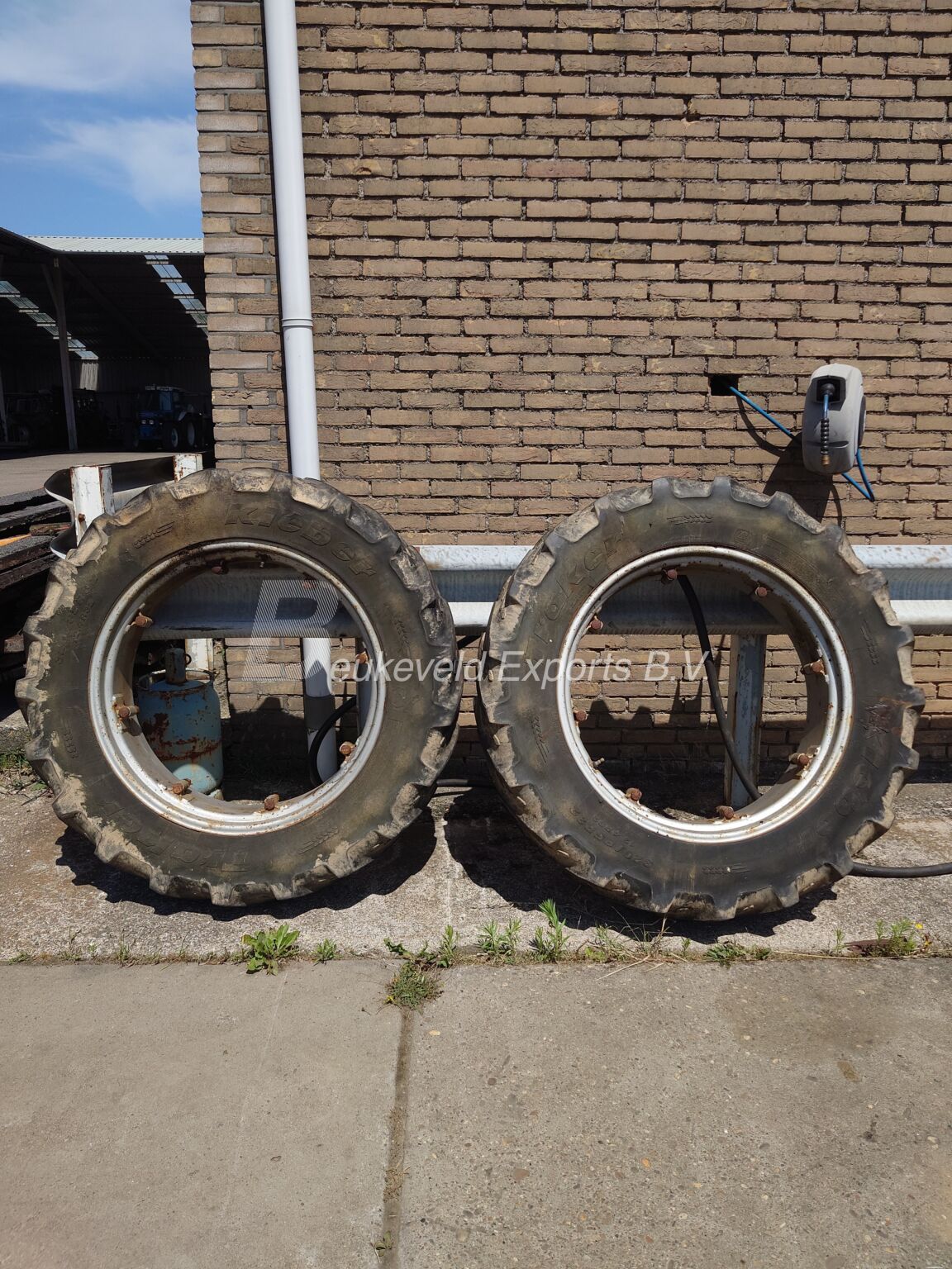 Used set Kleber Wheels 32085R32 (5)