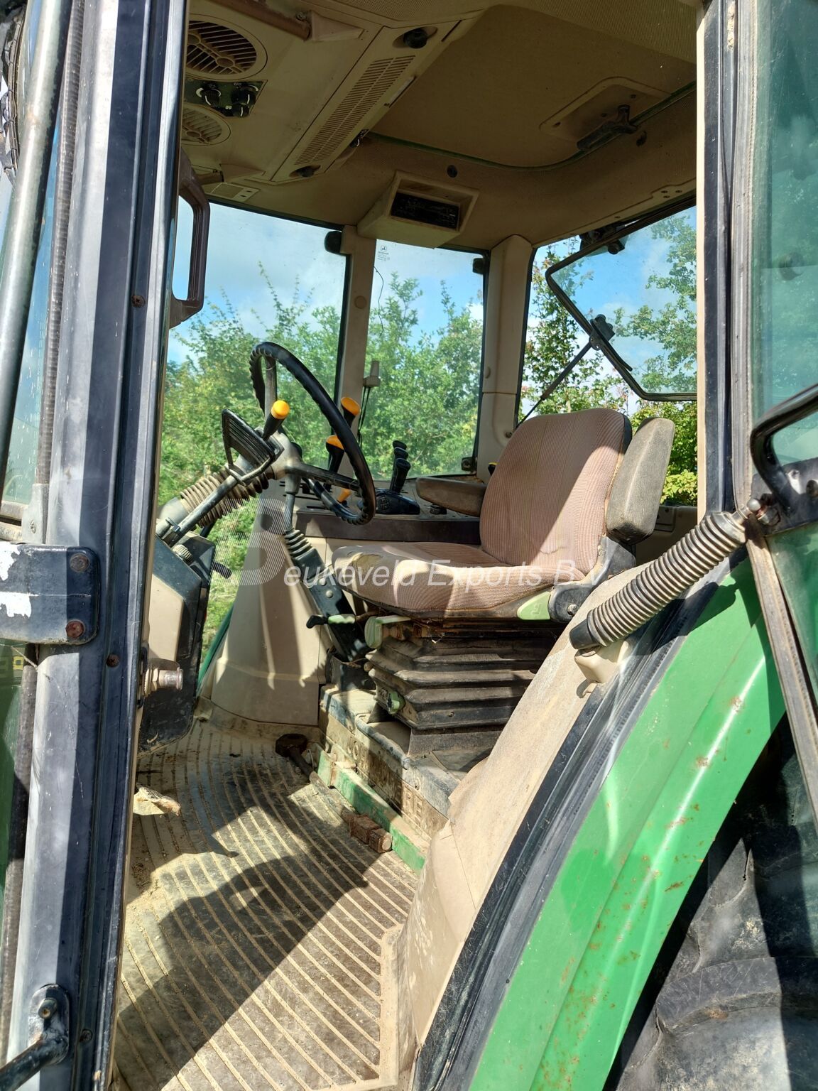 John Deere 6210 with Frontloader (13)