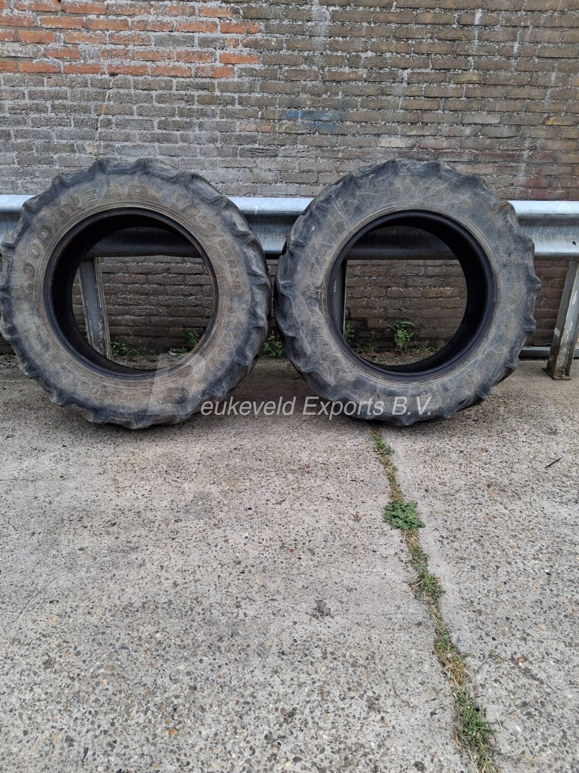 Used Set Goodyear Tyres 13.6R28 (1)