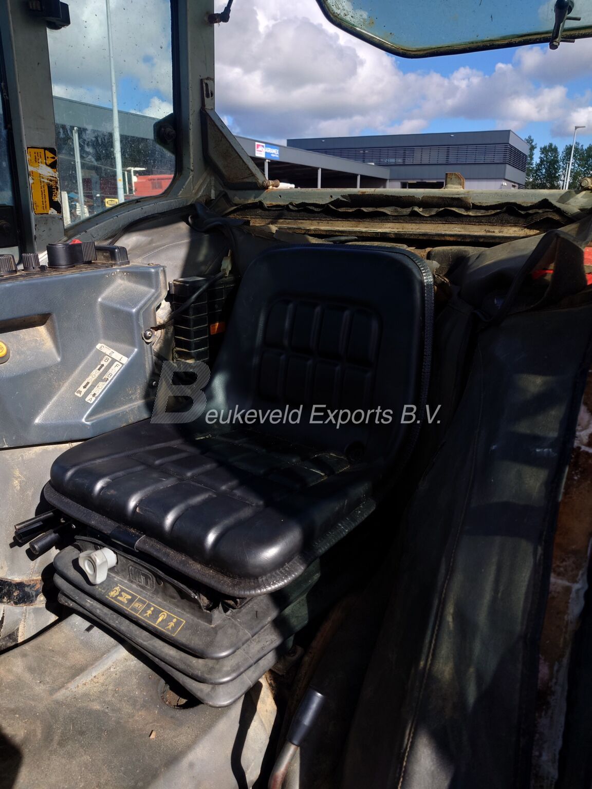 MASSEY FERGUSON MF 384 S 4X4 Fruttero (16)