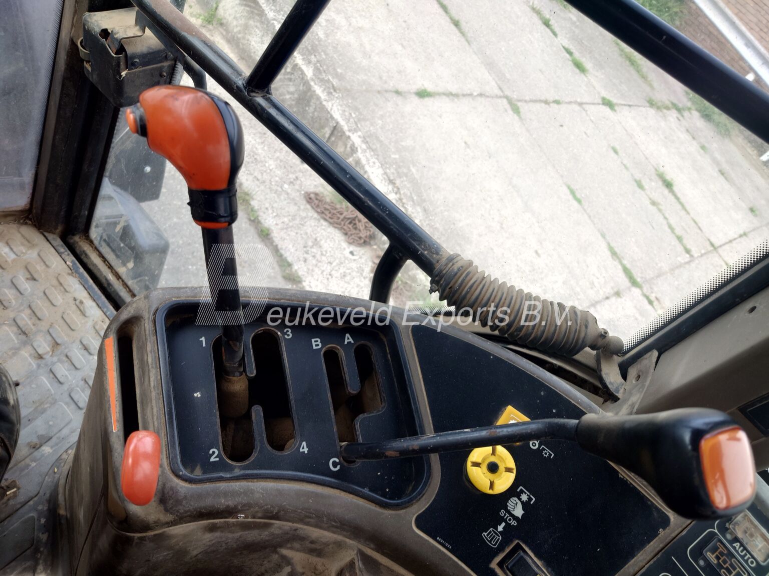 New Holland M135 DT Dual Command 40kmh (6)