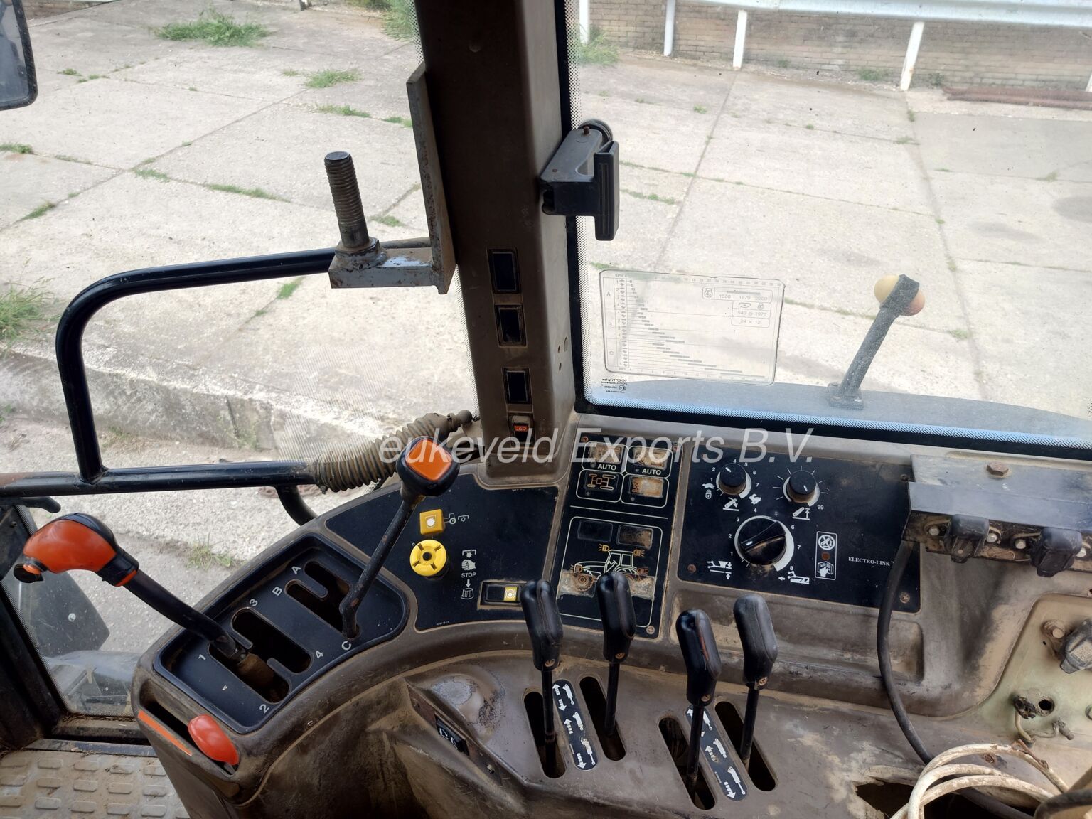 New Holland M135 DT Dual Command 40kmh (7)