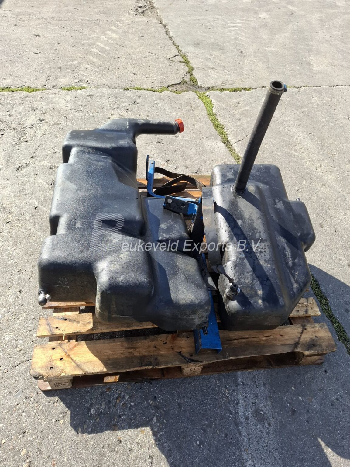 Ford Used Fueltanks E6NN9104AA E6NN9002BA (2)