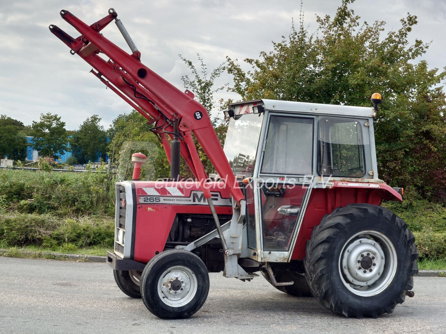 Massey Ferguson MF 265 frontloader (14)