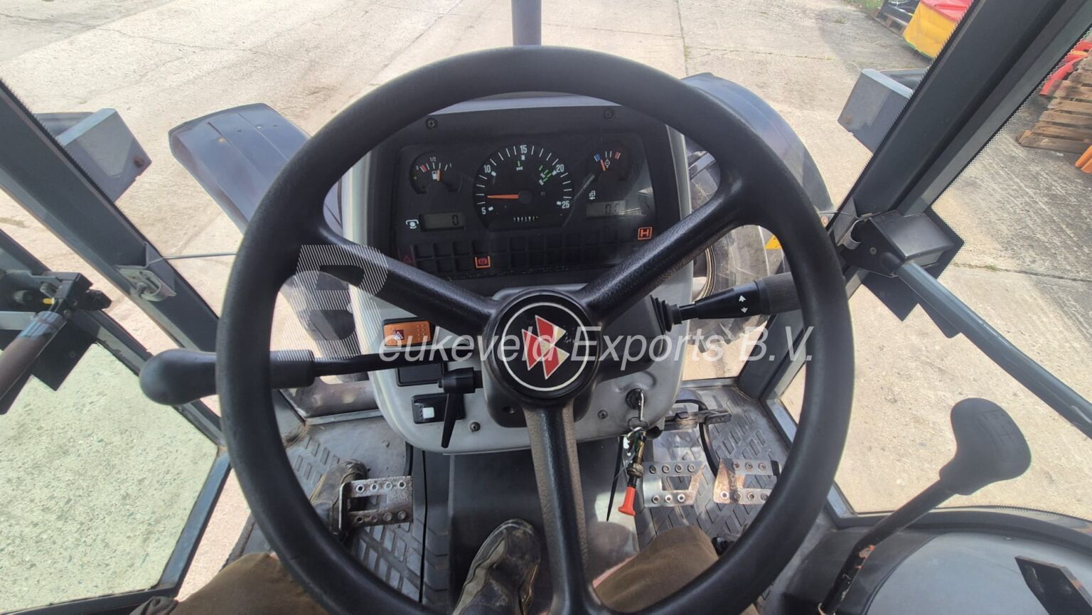 Massey Ferguson MF 4235 4X4 Hi Vision Airbrakes (1)