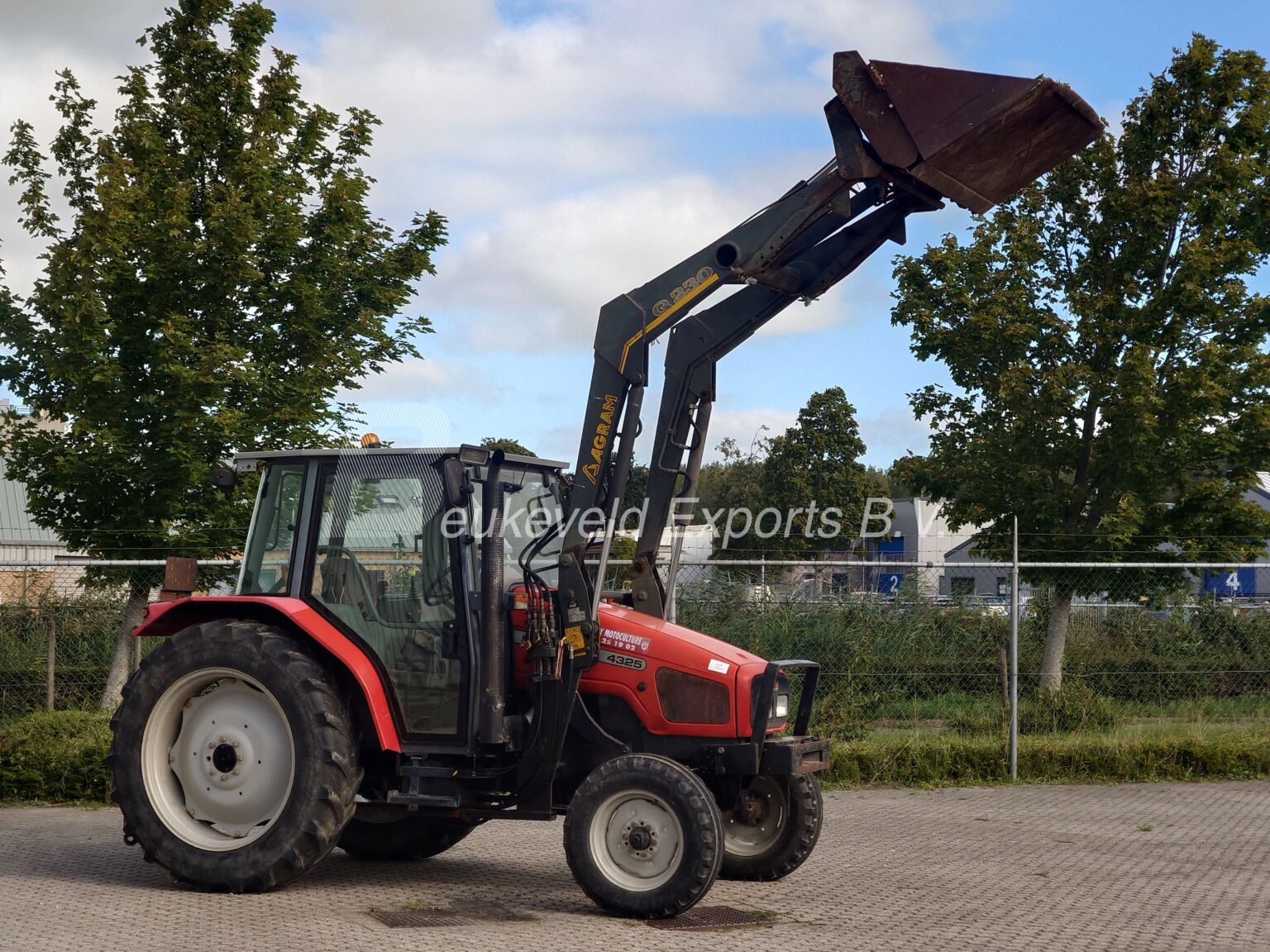 Massey Ferguson MF 4325 2wd frontloader Hi-vision (15)