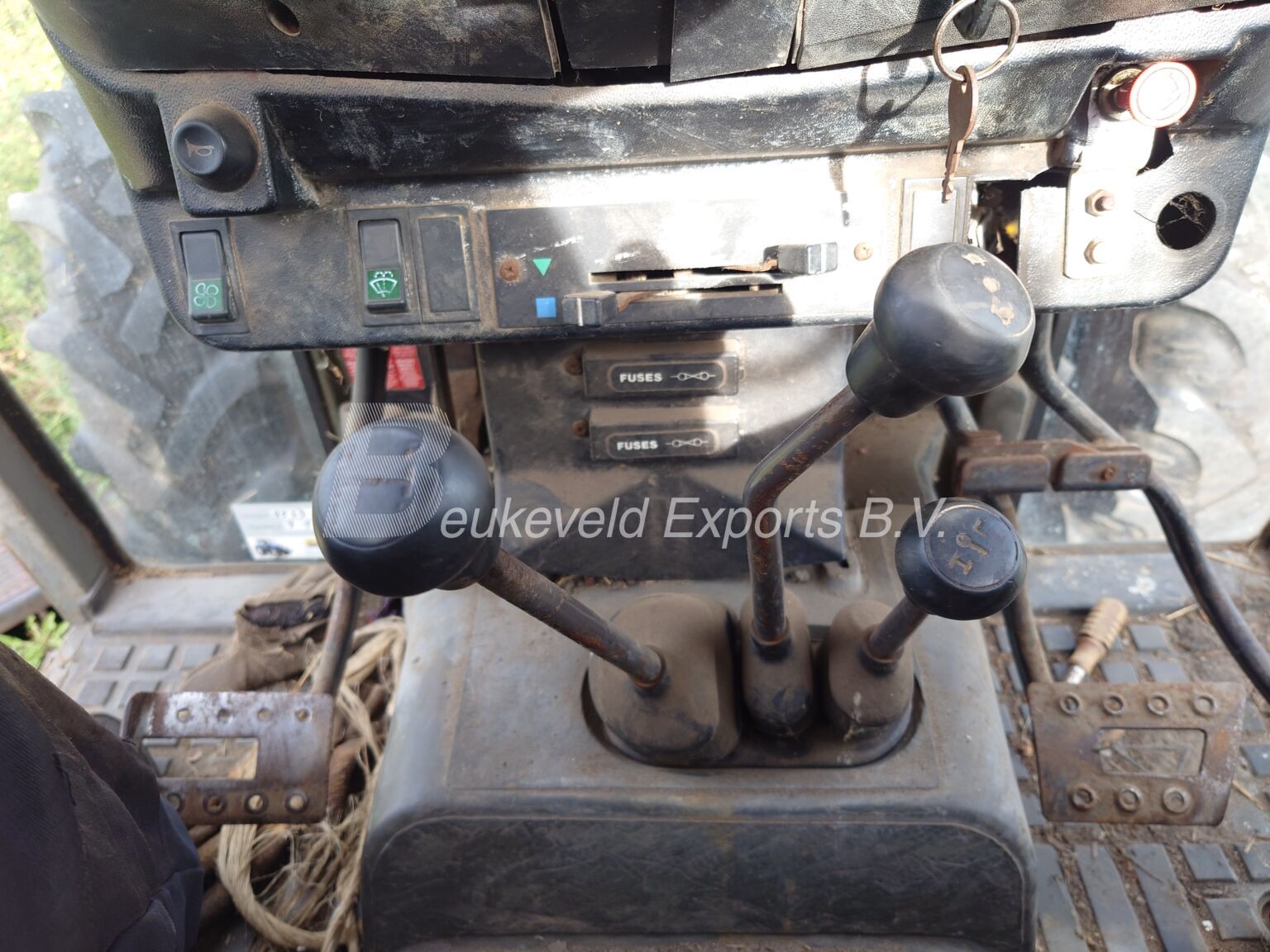 Massey Ferguson MF390 synchro 12 4X4 (1)