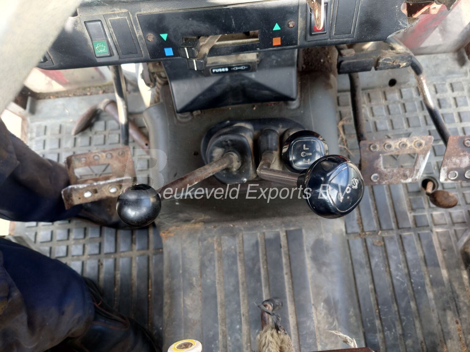 Massey Ferguson MF 365 2wd with frontloader (3)