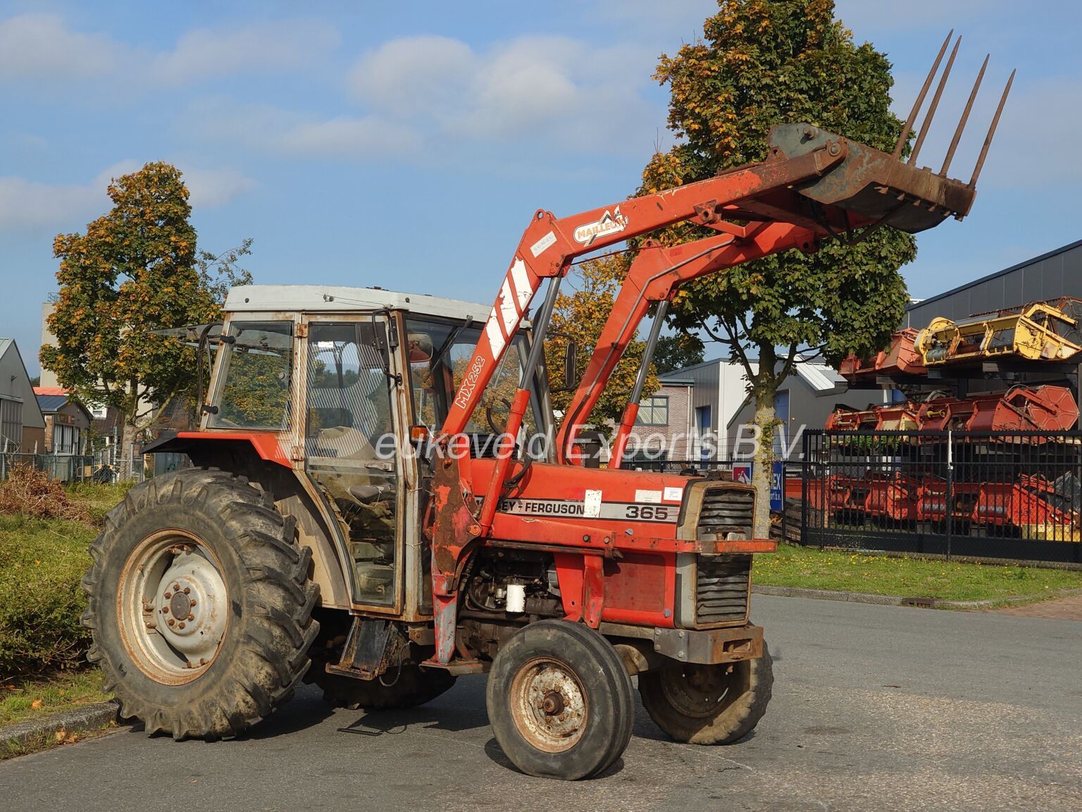 Massey Ferguson MF 365 2wd with frontloader (7)