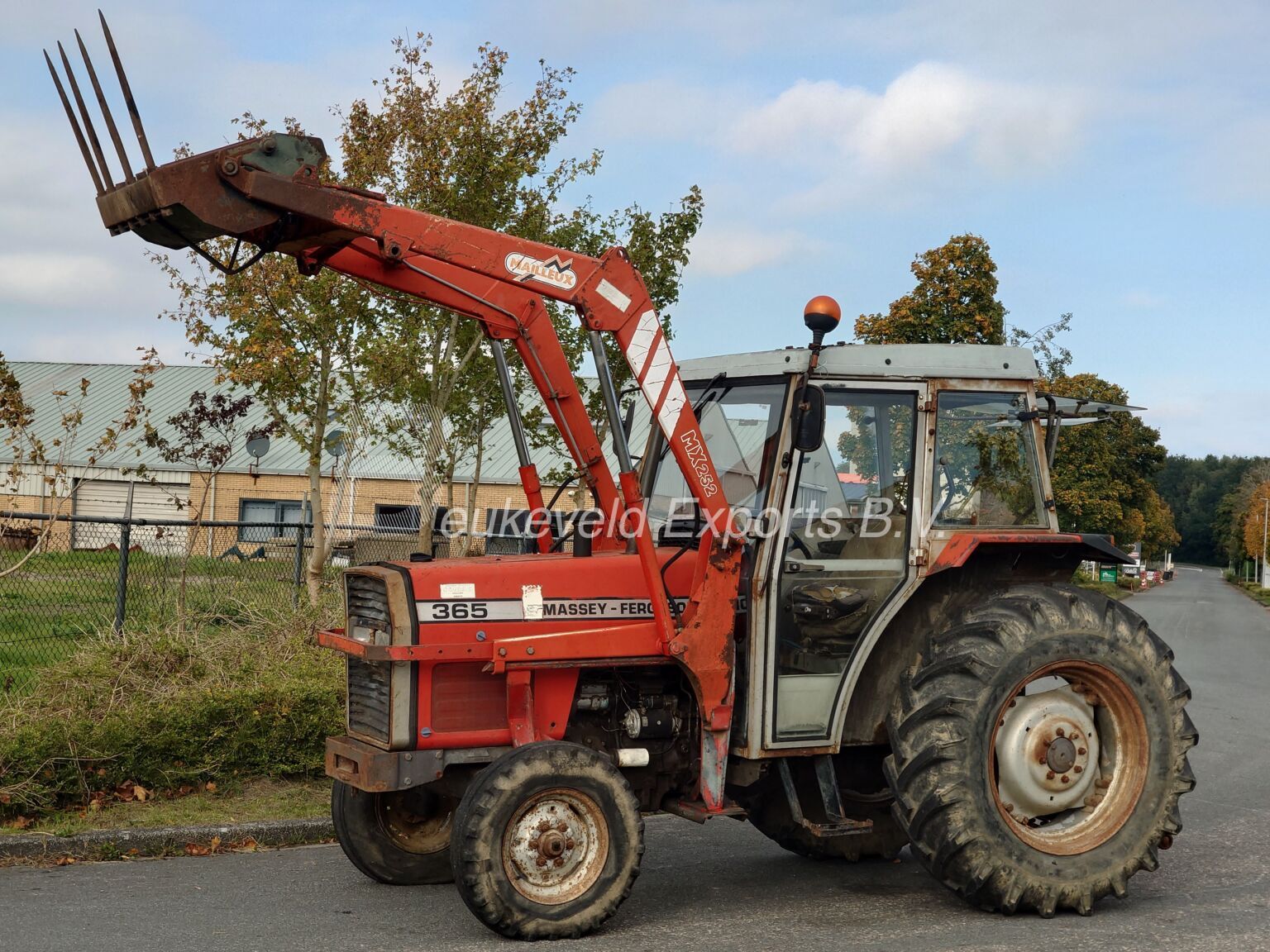 Massey Ferguson MF 365 2wd with frontloader (9)