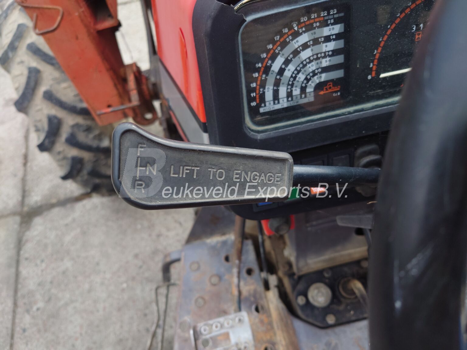 Massey Ferguson MF 365 4×4 cabrio with frontloader (6)