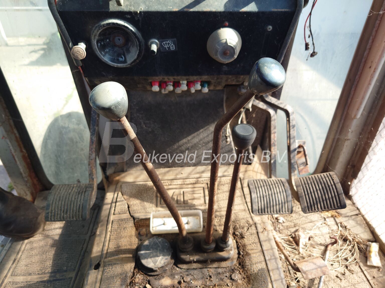 Massey Ferguson MF 575 2wd engine seized (3)