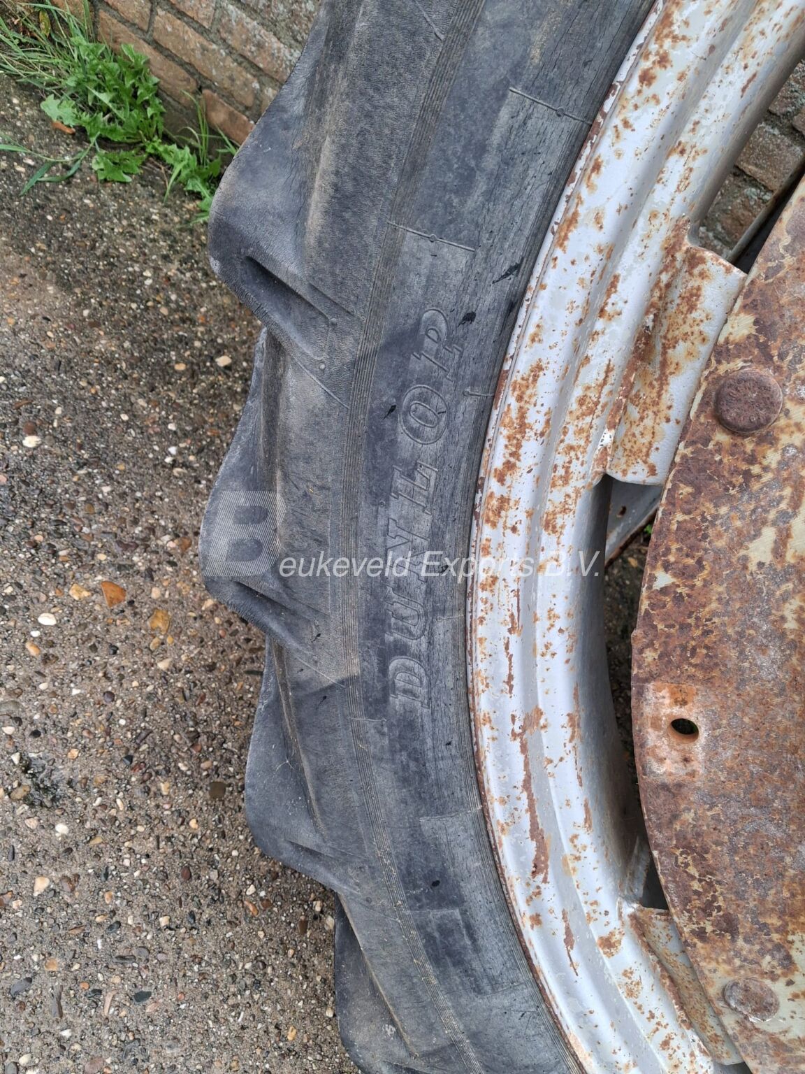 Used set Dunlop 9.5R44 wheels (1)