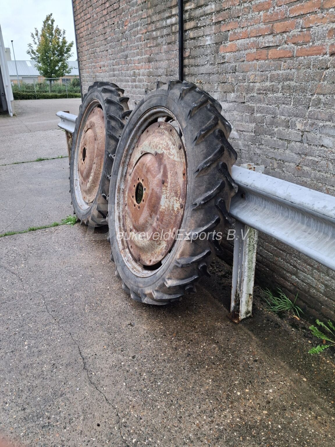 Used set Dunlop 9.5R44 wheels (4)