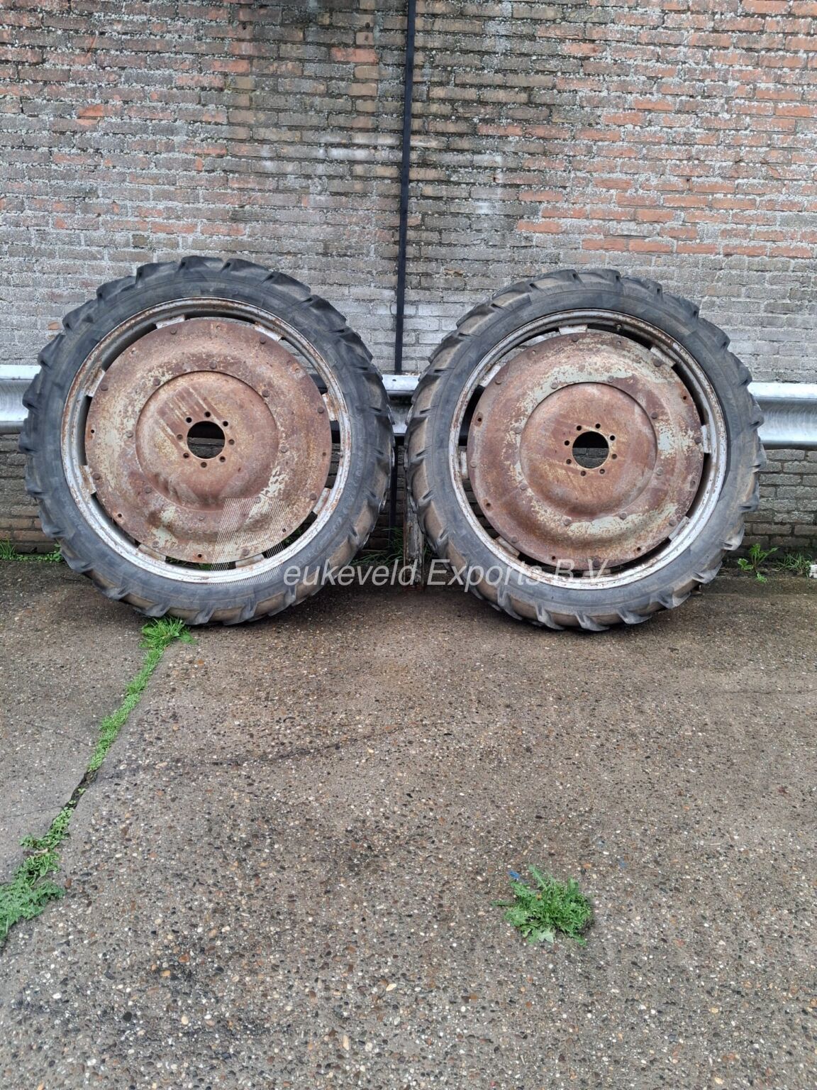 Used set Dunlop 9.5R44 wheels (5)